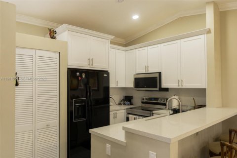 Condo in Miami, Florida, 2 bedrooms  № 1998103 - photo 8