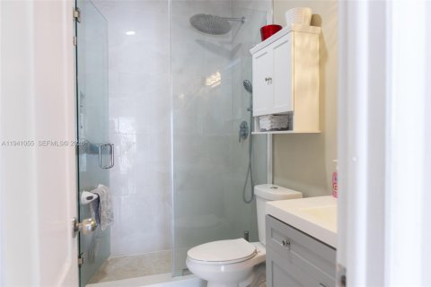 Condo in Miami, Florida, 2 bedrooms  № 1998103 - photo 15