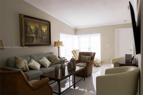 Condo in Miami, Florida, 2 bedrooms  № 1998103 - photo 9