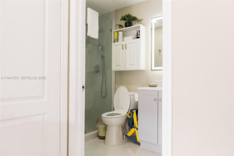 Condo in Miami, Florida, 2 bedrooms  № 1998103 - photo 12
