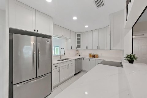 House in Tampa, Florida 3 bedrooms, 138.89 sq.m. № 1876433 - photo 13