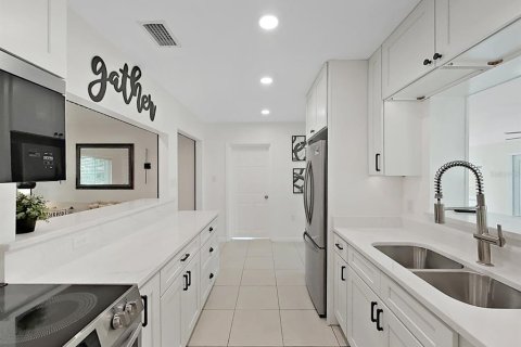 House in Tampa, Florida 3 bedrooms, 138.89 sq.m. № 1876433 - photo 17