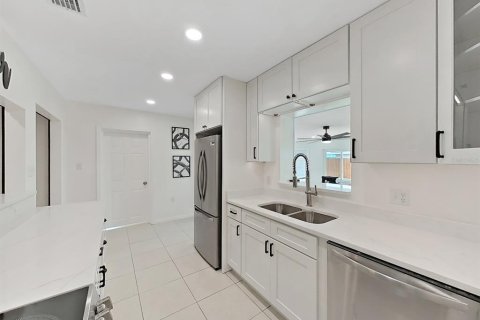 House in Tampa, Florida 3 bedrooms, 138.89 sq.m. № 1876433 - photo 16