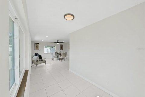 House in Tampa, Florida 3 bedrooms, 138.89 sq.m. № 1876433 - photo 24