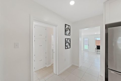 House in Tampa, Florida 3 bedrooms, 138.89 sq.m. № 1876433 - photo 12