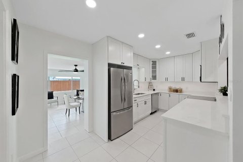 House in Tampa, Florida 3 bedrooms, 138.89 sq.m. № 1876433 - photo 11
