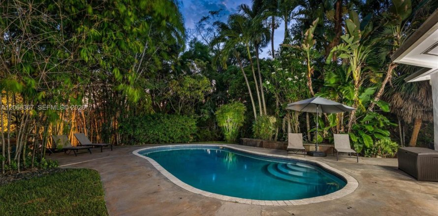 Casa en Biscayne Park, Florida 3 dormitorios, 181.81 m2 № 2288858