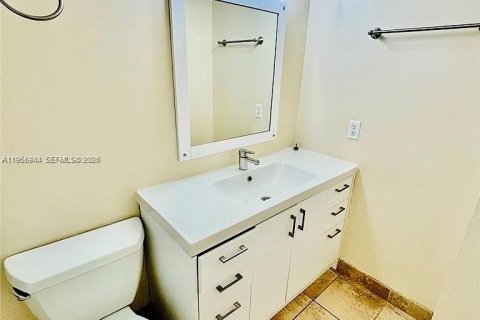 Condo in Hallandale Beach, Florida, 2 bedrooms  № 2011804 - photo 12