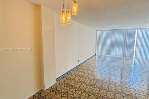 Condo in Hallandale Beach, Florida, 2 bedrooms  № 2011804 - photo 17