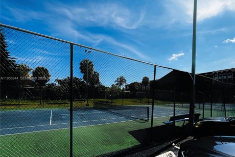 Condo in Hallandale Beach, Florida, 2 bedrooms  № 2011804 - photo 19