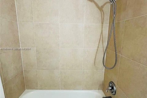 Condo in Hallandale Beach, Florida, 2 bedrooms  № 2011804 - photo 15