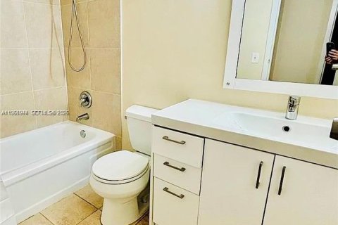 Condo in Hallandale Beach, Florida, 2 bedrooms  № 2011804 - photo 14