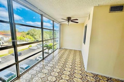 Condo in Hallandale Beach, Florida, 2 bedrooms  № 2011804 - photo 18