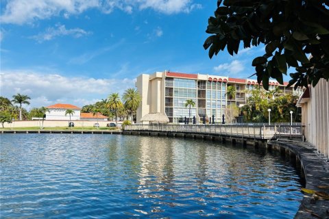 Condo in Hallandale Beach, Florida, 2 bedrooms  № 2011804 - photo 27