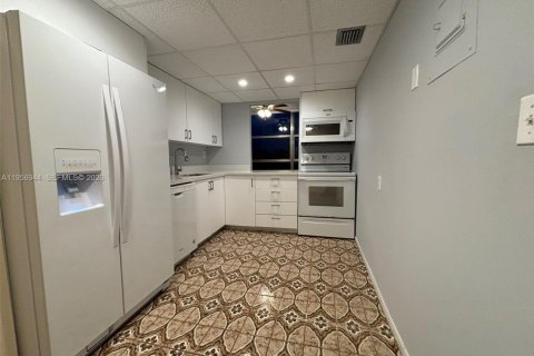 Condo in Hallandale Beach, Florida, 2 bedrooms  № 2011804 - photo 25