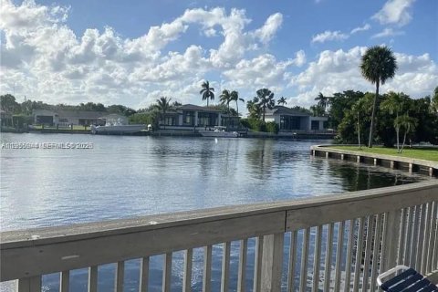 Condominio en Hallandale Beach, Florida, 2 dormitorios  № 2011804