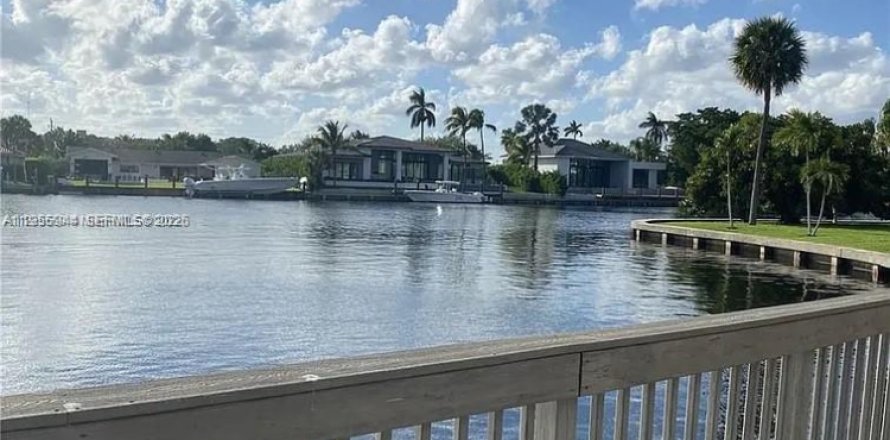 Condominio en Hallandale Beach, Florida, 2 dormitorios  № 2011804