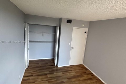 Condo in Hallandale Beach, Florida, 2 bedrooms  № 2011804 - photo 28