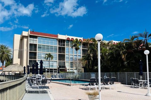 Condo in Hallandale Beach, Florida, 2 bedrooms  № 2011804 - photo 26