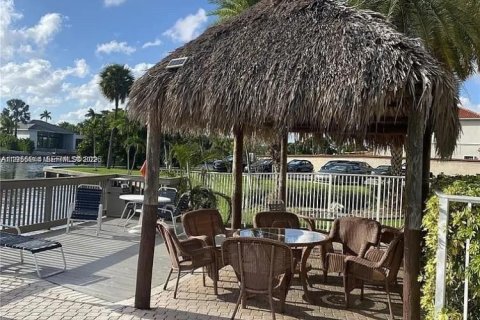 Condo in Hallandale Beach, Florida, 2 bedrooms  № 2011804 - photo 22