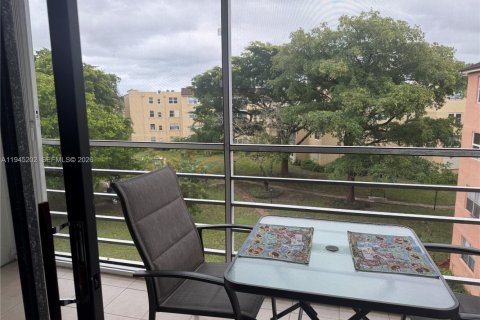 Condo in Lauderdale Lakes, Florida, 2 bedrooms  № 2001535 - photo 7