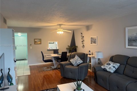 Condo in Lauderdale Lakes, Florida, 2 bedrooms  № 2001535 - photo 8