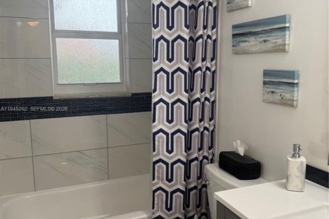 Condo in Lauderdale Lakes, Florida, 2 bedrooms  № 2001535 - photo 11