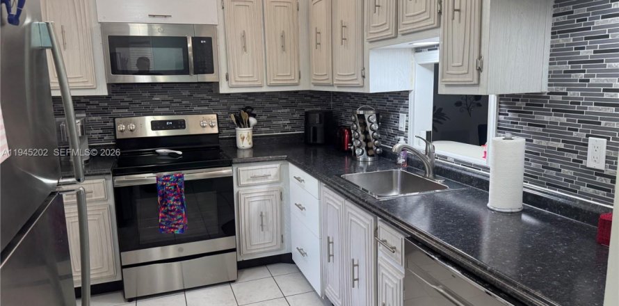 Condo in Lauderdale Lakes, Florida, 2 bedrooms  № 2001535