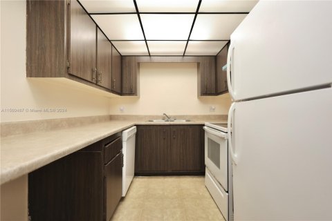 Condominio en venta en Lauderhill, Florida, 1 dormitorio, 80.82 m2 № 1942617 - foto 5