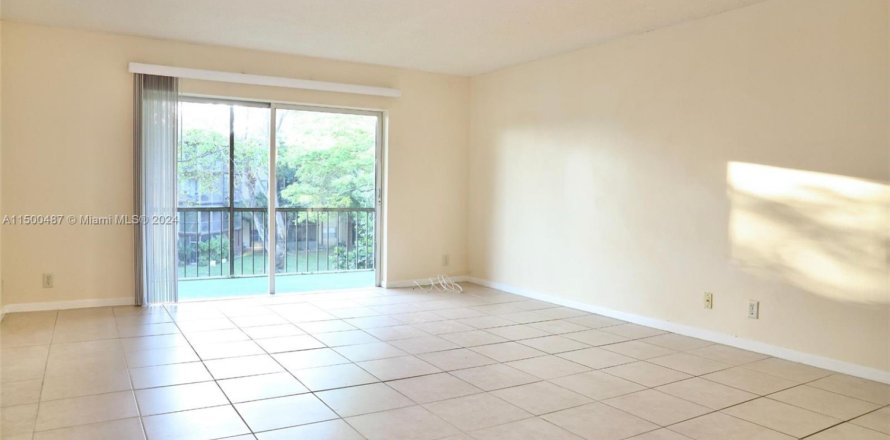 Condominio en Lauderhill, Florida, 1 dormitorio  № 1942617
