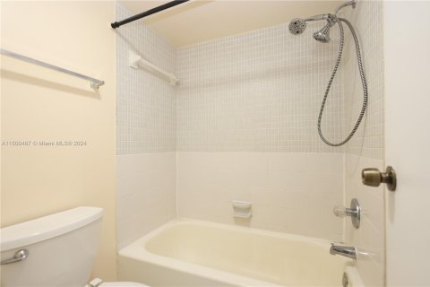 Condominio en venta en Lauderhill, Florida, 1 dormitorio, 80.82 m2 № 1942617 - foto 13