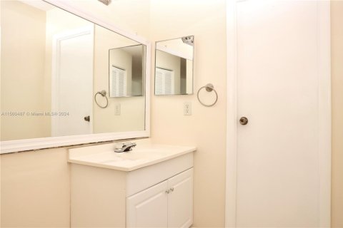 Condominio en venta en Lauderhill, Florida, 1 dormitorio, 80.82 m2 № 1942617 - foto 8