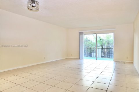 Condominio en venta en Lauderhill, Florida, 1 dormitorio, 80.82 m2 № 1942617 - foto 2