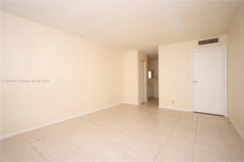 Condominio en venta en Lauderhill, Florida, 1 dormitorio, 80.82 m2 № 1942617 - foto 6