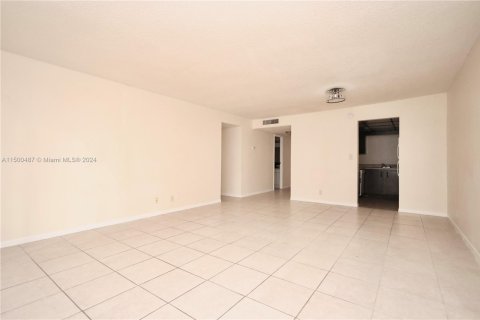 Condominio en venta en Lauderhill, Florida, 1 dormitorio, 80.82 m2 № 1942617 - foto 4