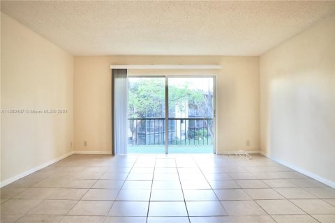 Condominio en venta en Lauderhill, Florida, 1 dormitorio, 80.82 m2 № 1942617 - foto 3