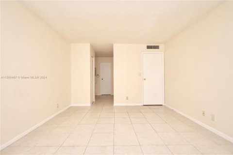Condominio en venta en Lauderhill, Florida, 1 dormitorio, 80.82 m2 № 1942617 - foto 7