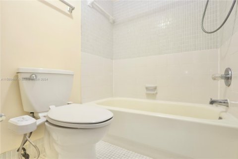 Condominio en venta en Lauderhill, Florida, 1 dormitorio, 80.82 m2 № 1942617 - foto 14