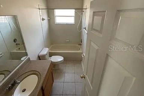 House in New Port Richey, Florida 4 bedrooms, 205.59 sq.m. № 2272926 - photo 20