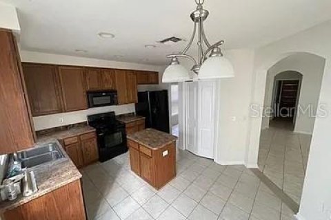 House in New Port Richey, Florida 4 bedrooms, 205.59 sq.m. № 2272926 - photo 7
