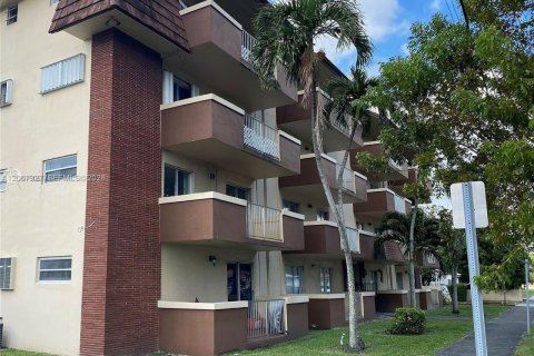 Copropriété à vendre à Miami Springs, Floride: 2 chambres, 75.81 m2 № 2248290 - photo 4