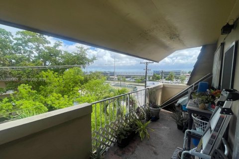 Copropriété à vendre à Miami Springs, Floride: 2 chambres, 75.81 m2 № 2248290 - photo 14
