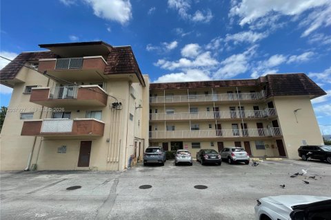 Copropriété à vendre à Miami Springs, Floride: 2 chambres, 75.81 m2 № 2248290 - photo 2
