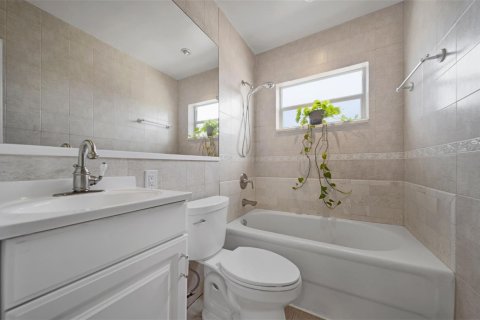 Condo in Fort Lauderdale, Florida, 1 bedroom  № 2401232 - photo 9