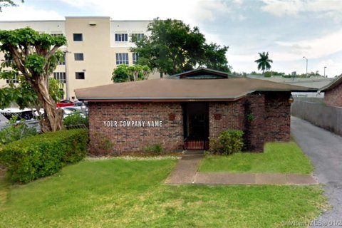 Купить коммерческую недвижимость в Майами, Флорида № 1984993 - фото 2