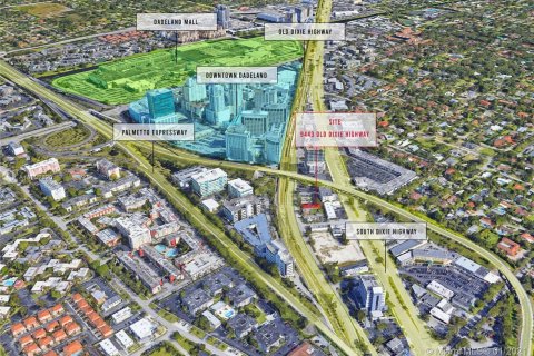 Купить коммерческую недвижимость в Майами, Флорида № 1984993 - фото 1