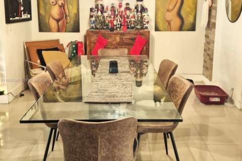 Villa ou maison à vendre à North Miami, Floride: 4 chambres, 154.4 m2 № 1996236 - photo 3