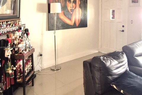 Villa ou maison à vendre à North Miami, Floride: 4 chambres, 154.4 m2 № 1996236 - photo 10