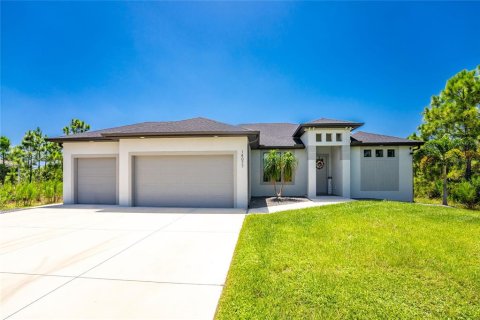 House in Port Charlotte, Florida 3 bedrooms, 175.59 sq.m. № 2310338