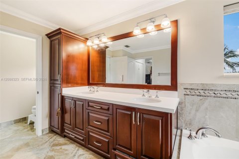 Villa ou maison à vendre à Miami, Floride: 4 chambres, 210.61 m2 № 2365525 - photo 28